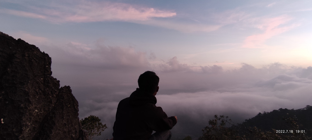 Puncak burni tangkir yang terletak di hutan lindung desa